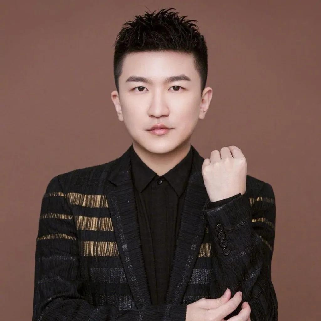 杨幂张大大引发热议！
1月26日，杨幂张大大突然引发了热议，起因是有娱媒爆料杨幂