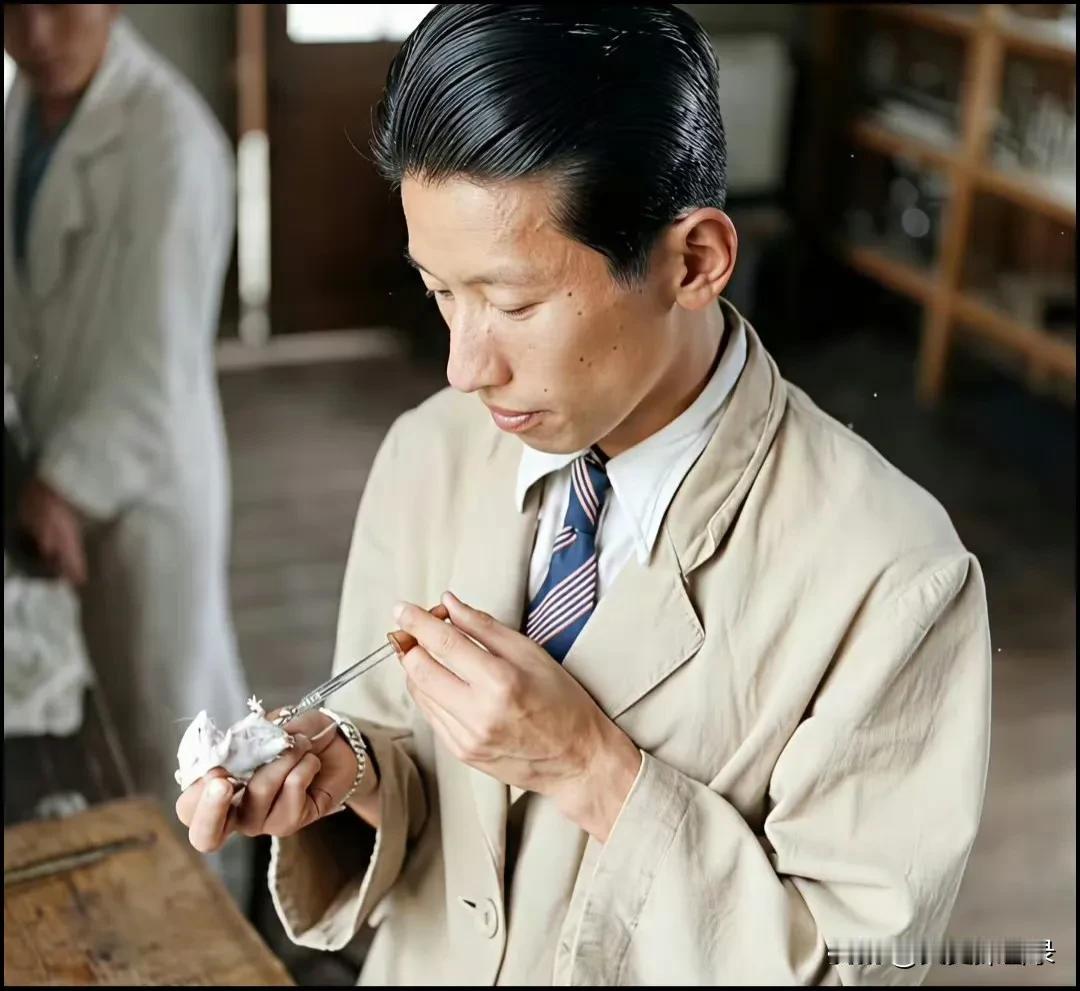 民国青年油光铮亮真实发型老照片
当时知识分子、都市青年的“标配”，就是用发油把头