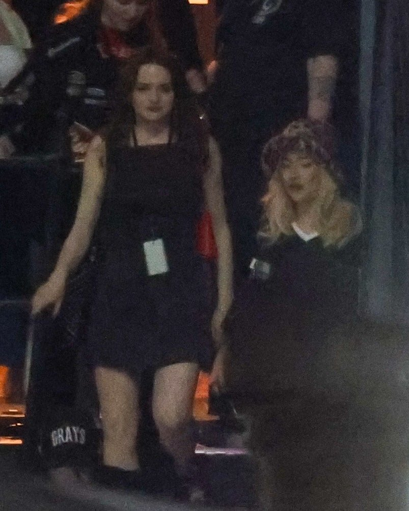 Sabrina Carpenter 和 Joey King 被发现一起去Paul