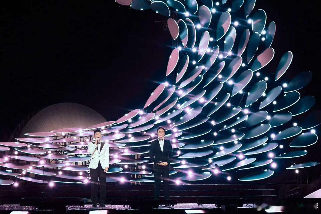 陈小春站姐是应采儿陈小春官宣二巡应采儿专属站姐排面拉满，一巡圆满落幕，二巡惊喜官