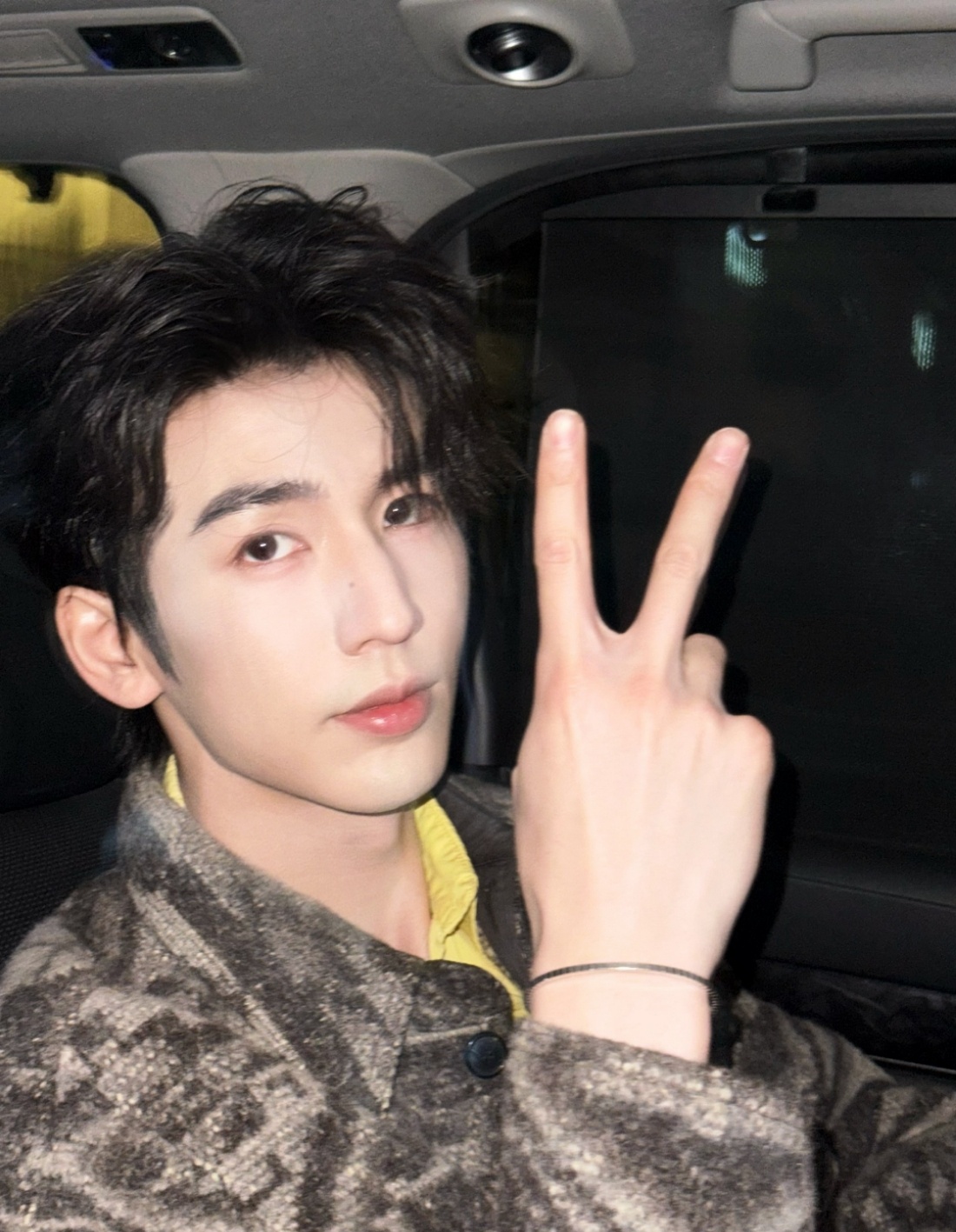 张凌赫直播，张凌赫生日快乐！新的一岁继续在演员这条道路上闪闪发光吧！往后的每一年