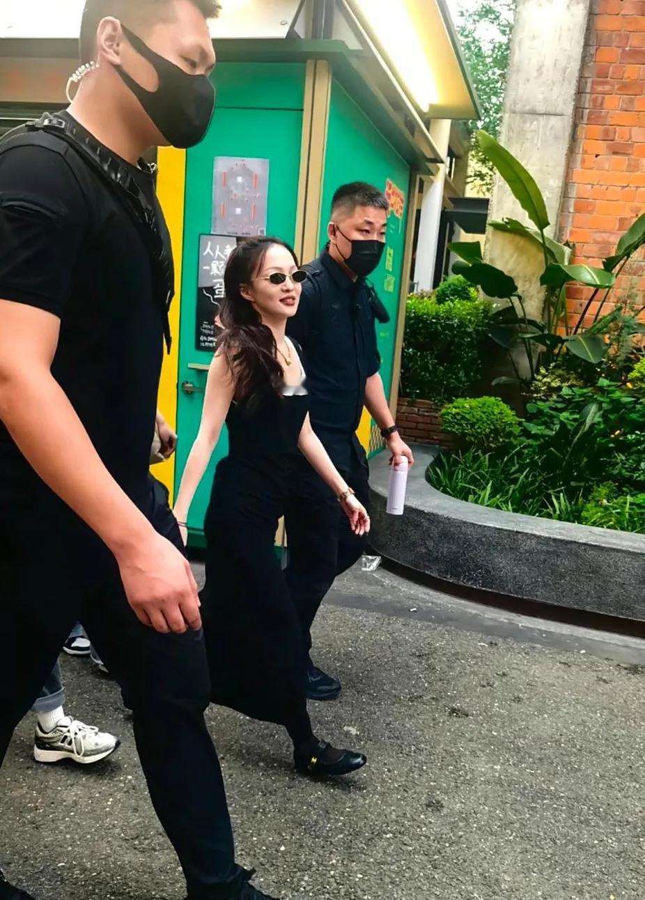 就问，这谁把女神张韶涵拍成这个样子的？

几张路人镜头下的张韶涵图片，她带着墨镜