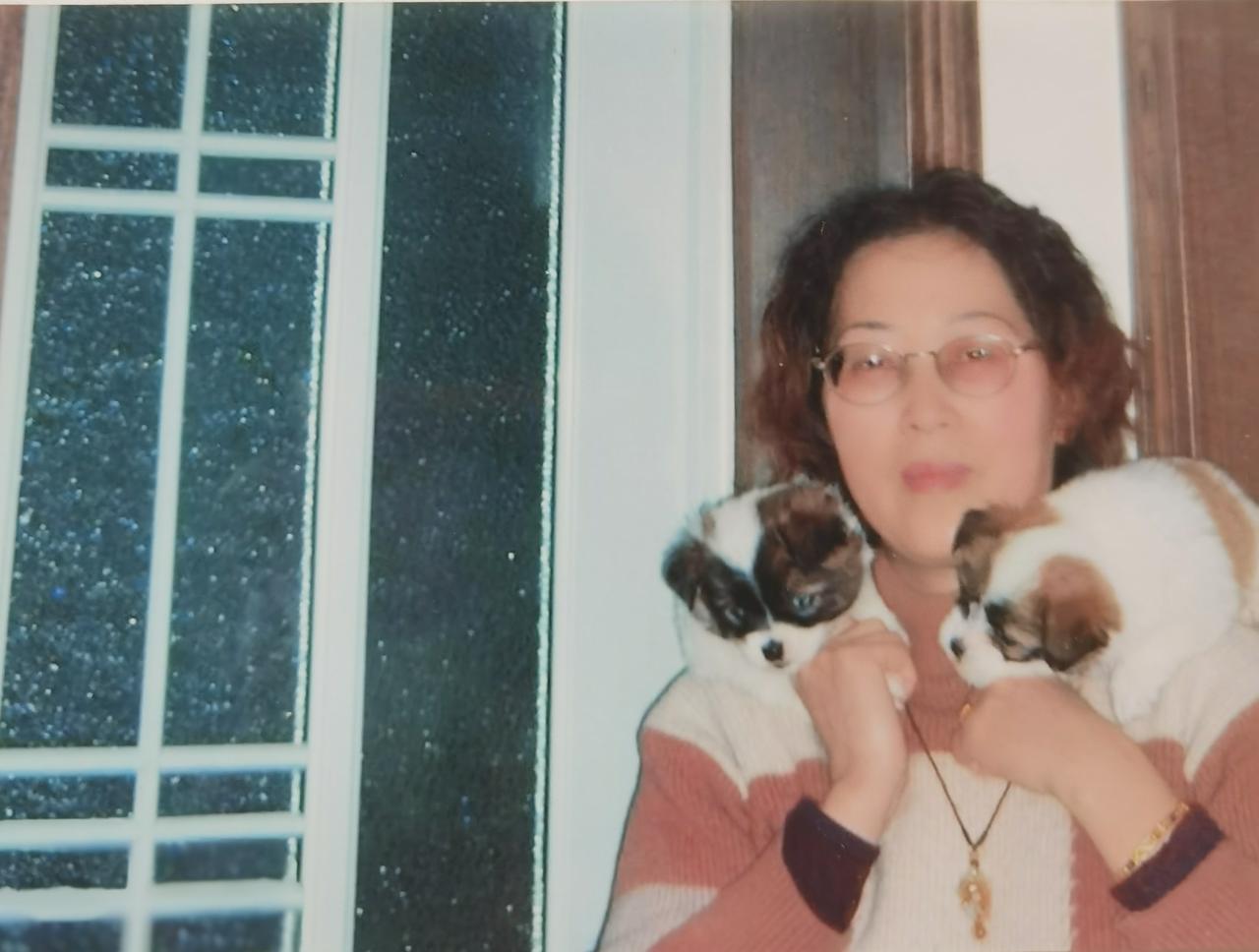 我觉得，喜欢养狗的人，她是不是善良有爱心，取决于她是如何养狗的，才能下定论。
