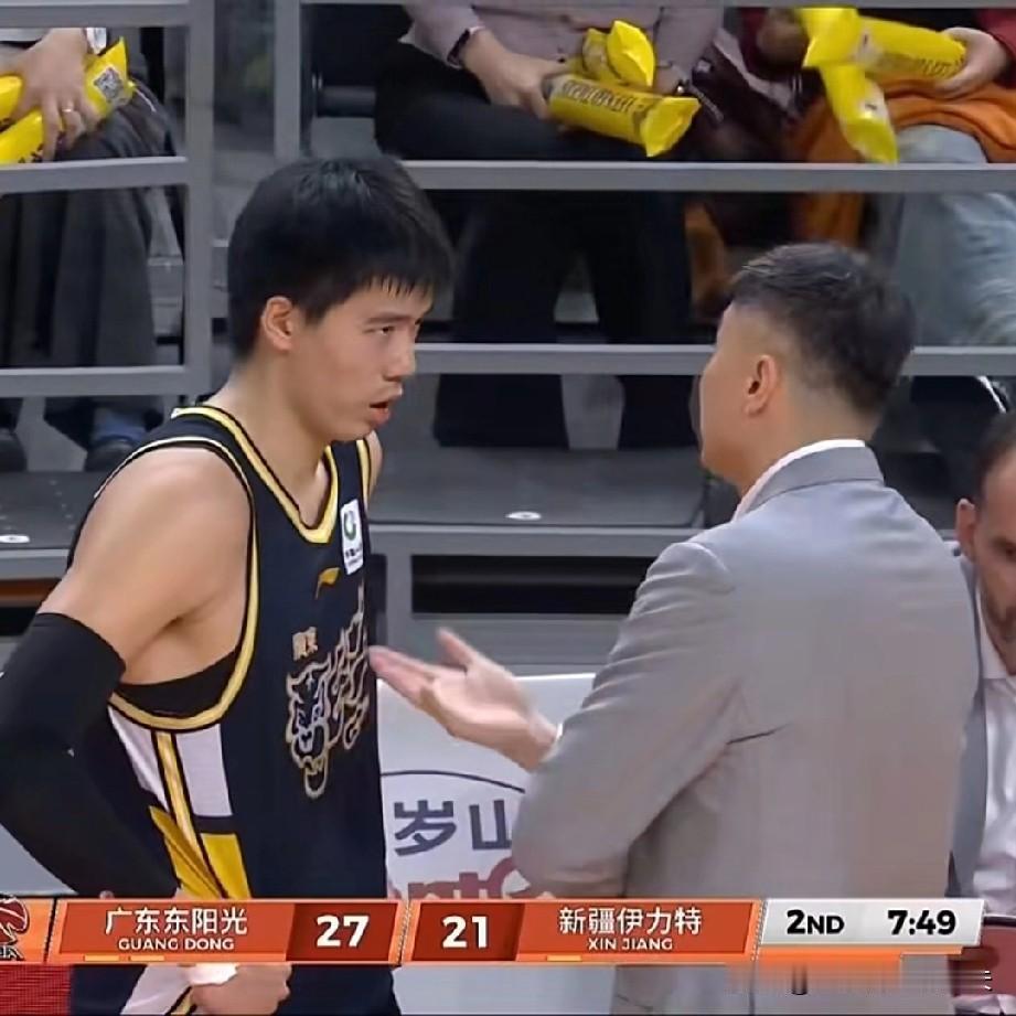 杜锋突然变温柔了，耐心指导焦泊乔，甚至DNP萨林杰，猜测感受到舆论压力，广东主场