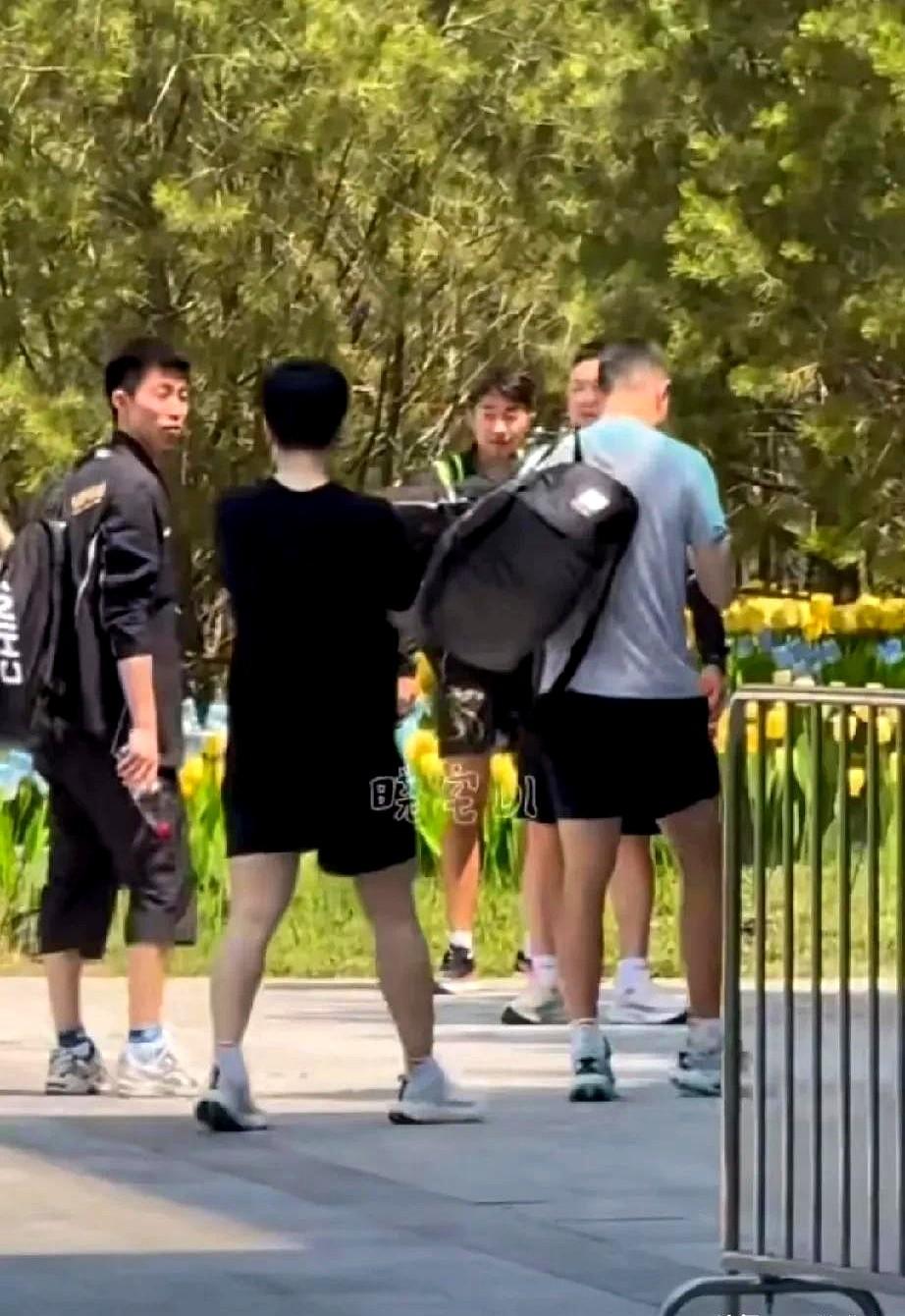 上海地产队这回真是捅了马蜂窝！

网友发现这支乒超联赛的颜值担当队居然全员成了“