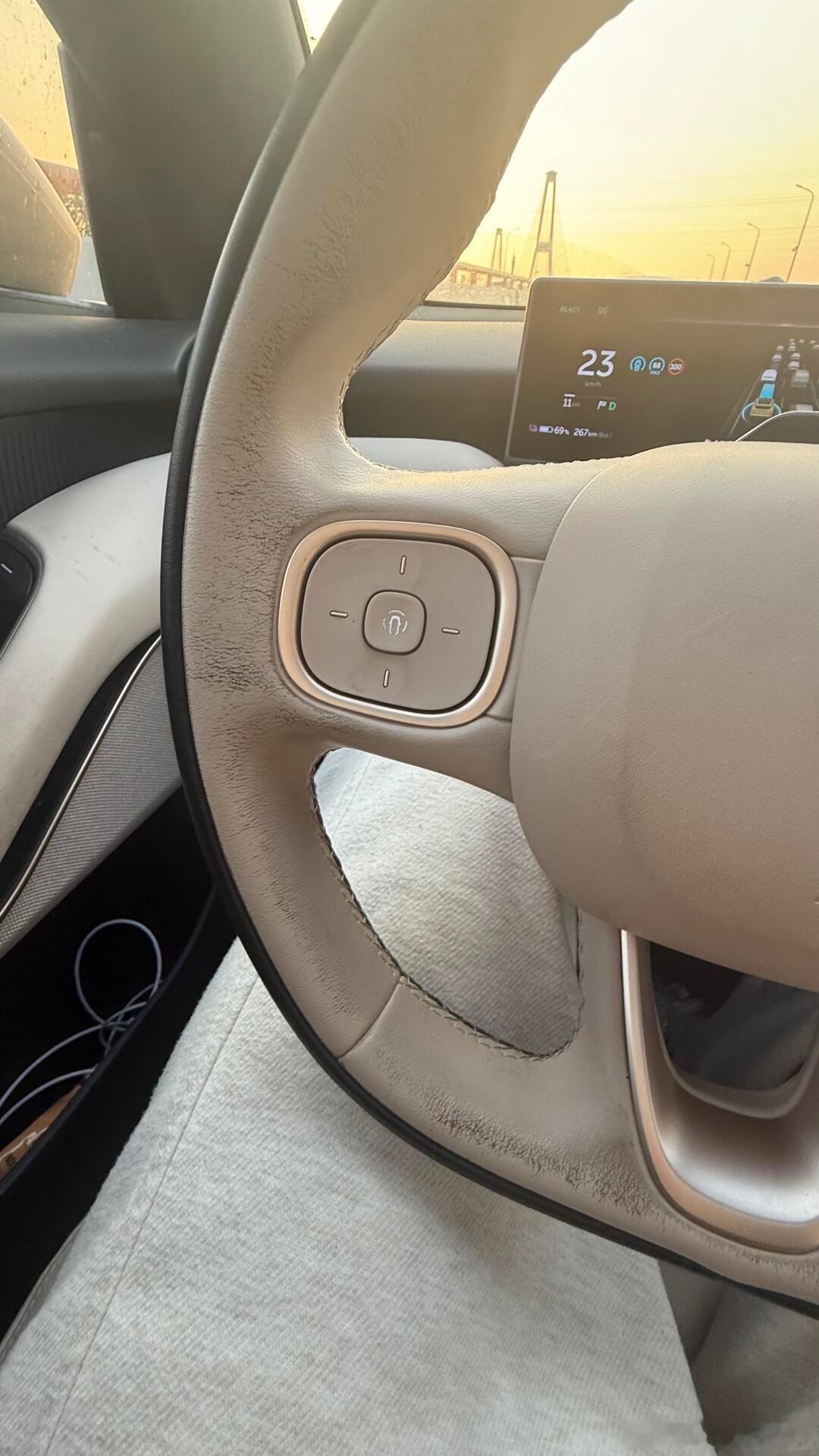 反馈有车主抱怨开了750天三万公里的方向盘“烂了”根据图片分析我认为是【脏了】+