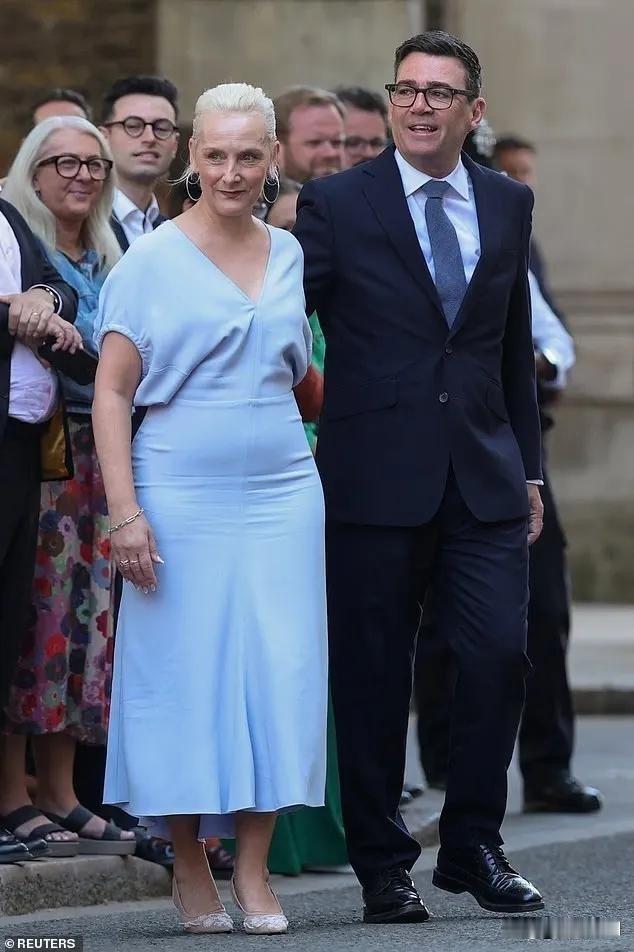 英国新首相太太56岁，站老公身边却被说像母子，这届网友眼睛是真毒。 