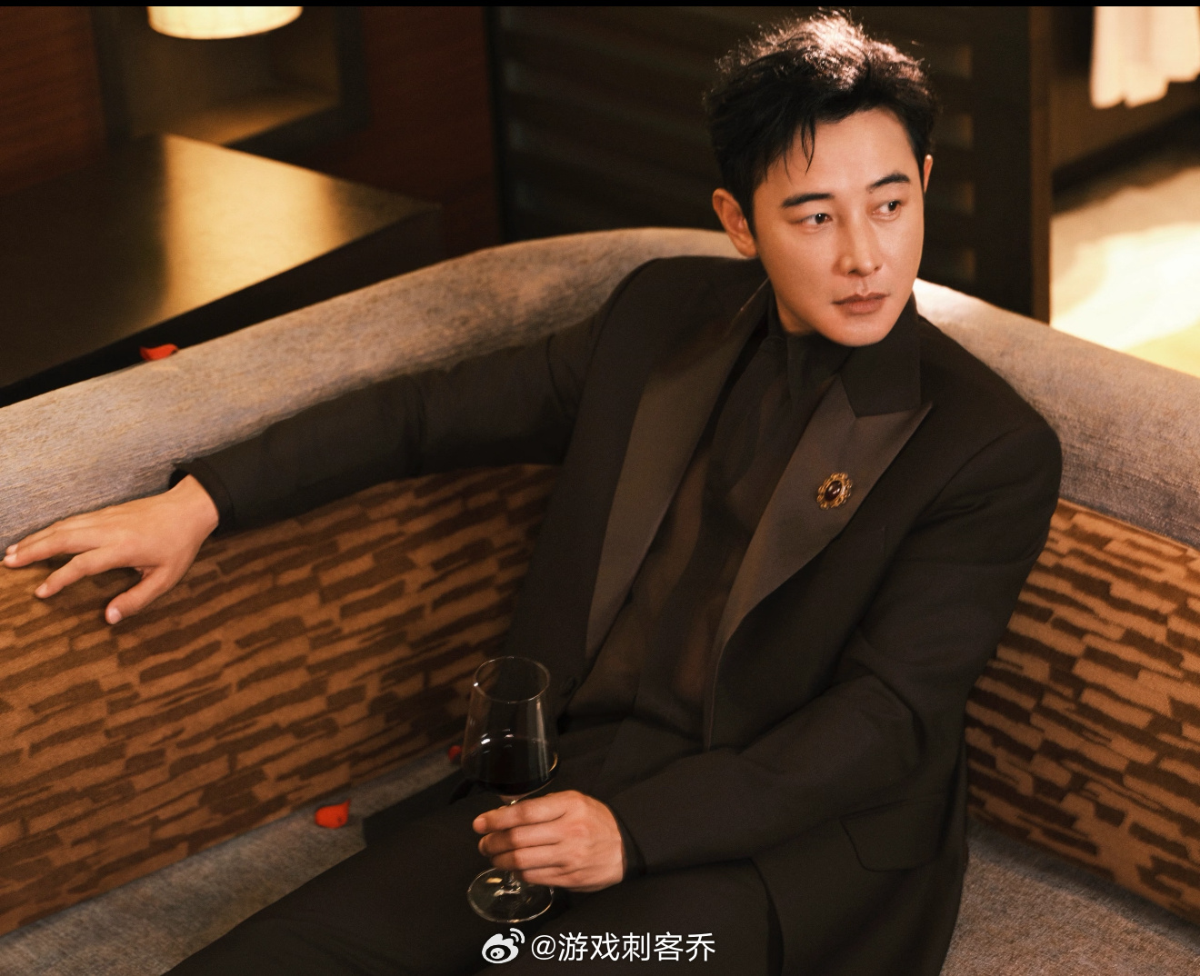 罗晋眼里没光了天呐，第一次在有明星的人群里，找不到明星，我来回扫视找了好久才认出
