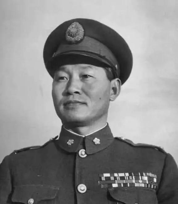 1951年，孙立人脱了衣服上床睡觉，习惯性地搂住老婆，却发现手感不对劲，他一怔，