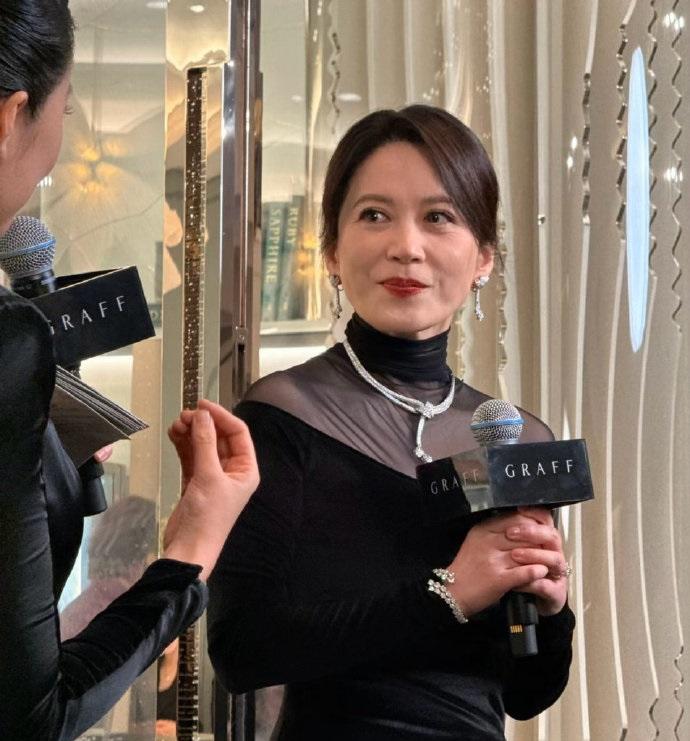 今天俞飞鸿在出席时尚活动的时候搭配了一件黑色的绒面裙，尽显优雅高贵之美。

她搭