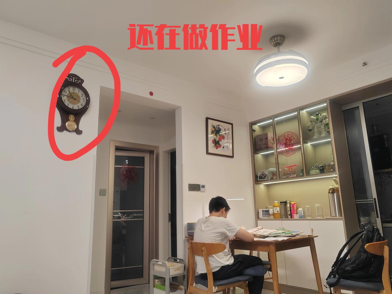 时钟已经是晚上10点46分了，今年暑期后刚上初中一年级的孙子，还在埋头做着家庭作