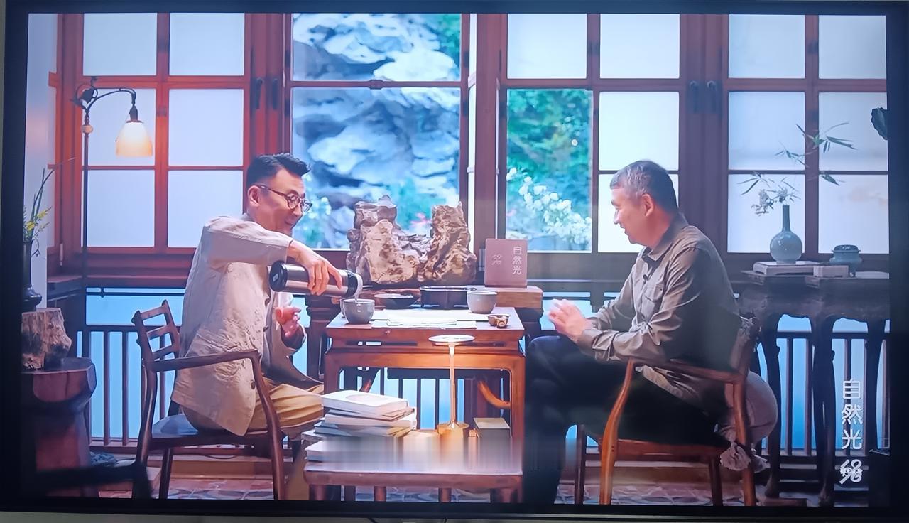 历史不是过去，历史只是过去的某些片断，而且是筛选过的片断，让你知道的片断。人们通