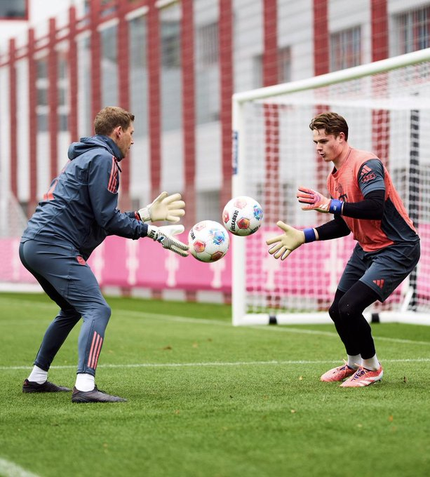 拜仁慕尼黑得救了！ 🇩🇪🧤乔纳斯·乌尔比格已恢复训练，备战与亚特兰大的欧冠