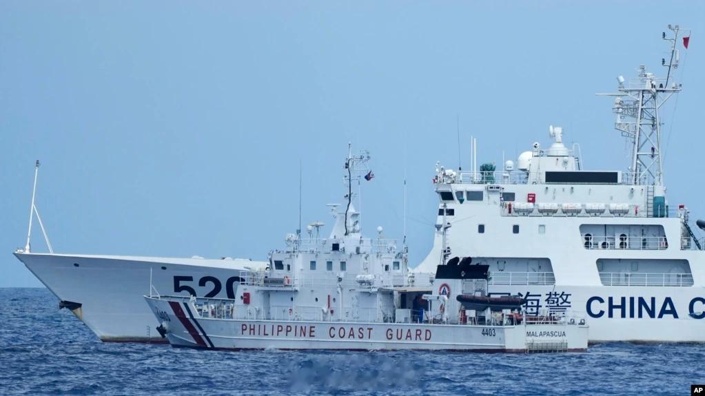 根据美联社4月27日报道，一艘中国海警船上周日（4月23）在仁爱礁海域拦截2艘菲