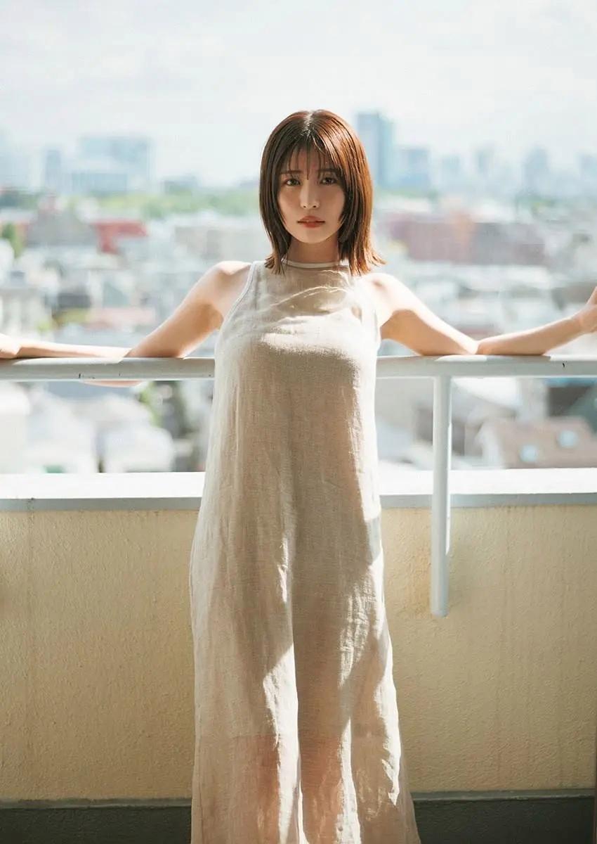 露台的光（现代诗）
 
光说：
我不是来照亮你，
是来让你看见自己，
投下的影子