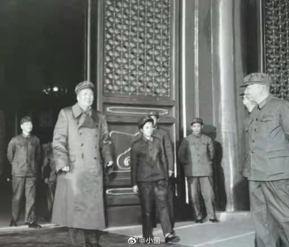 这是1966年冬，毛主席在天安门城楼上。 
