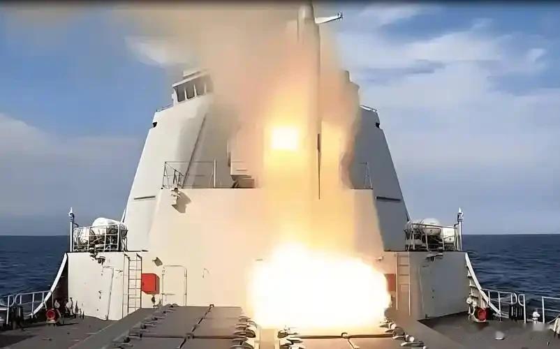 052D的武器装备如何052D型驱逐舰的武器装备堪称“全能战士”。其核心为64单