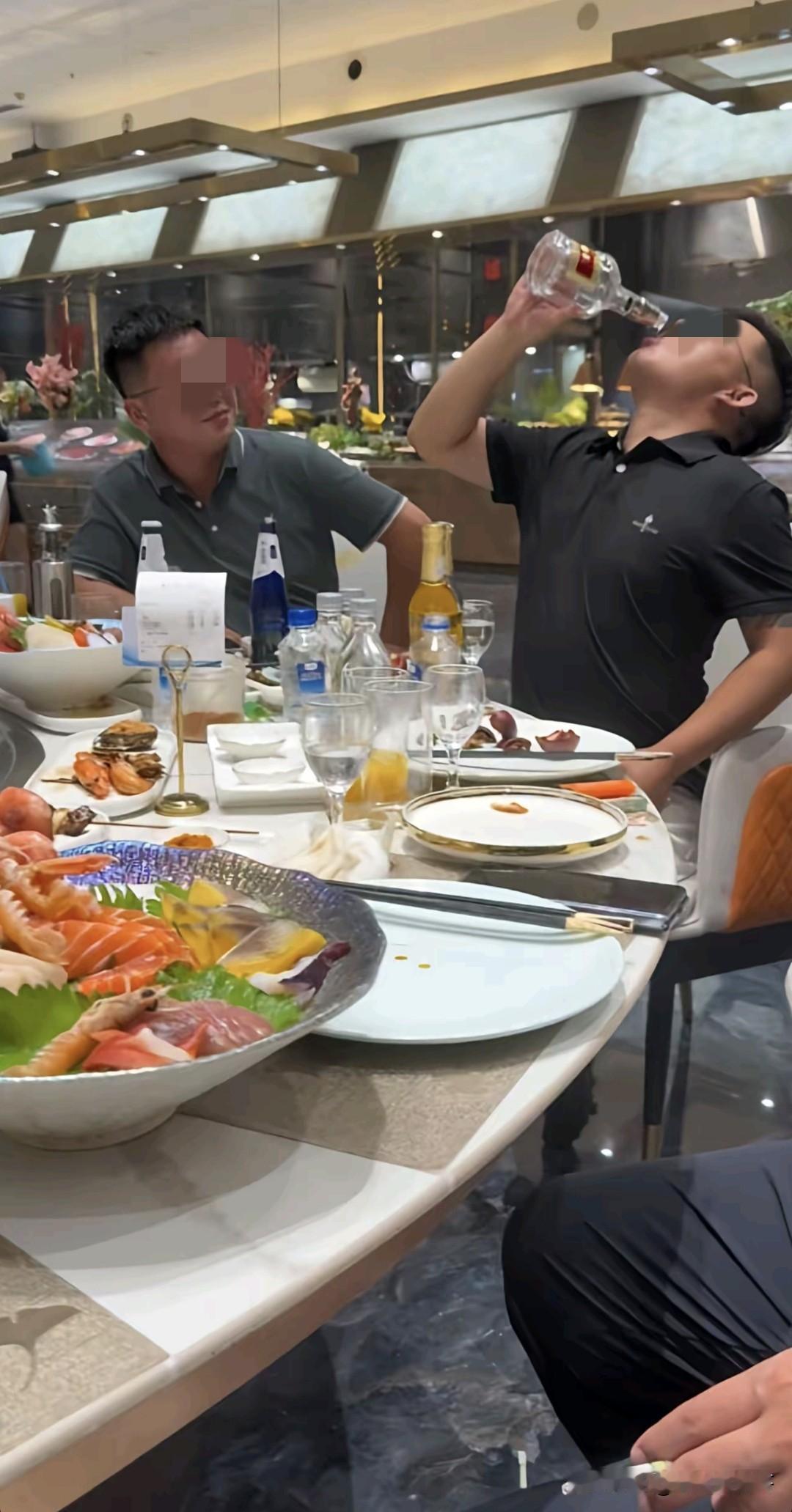 你们喜欢酒桌上用这种方式喝酒的人吗？也许是因为对他人有所求，也许是因为被人激将了