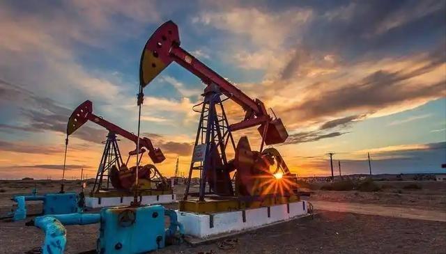 特朗普 这回算是踢到铁板了。 美军 刚宣布封锁海峡，没想到，第一个跳出来指着 美