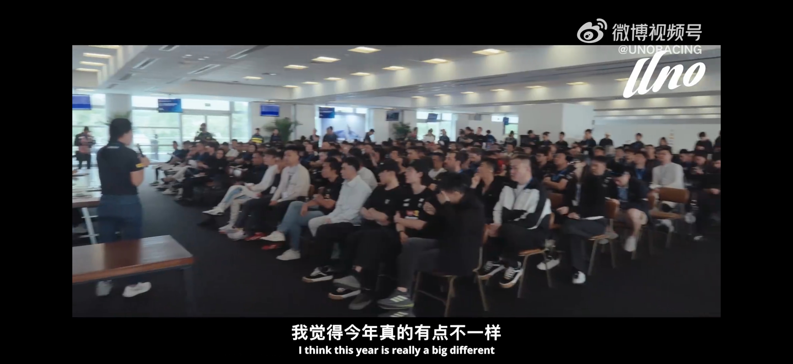 人群中一眼看到你
