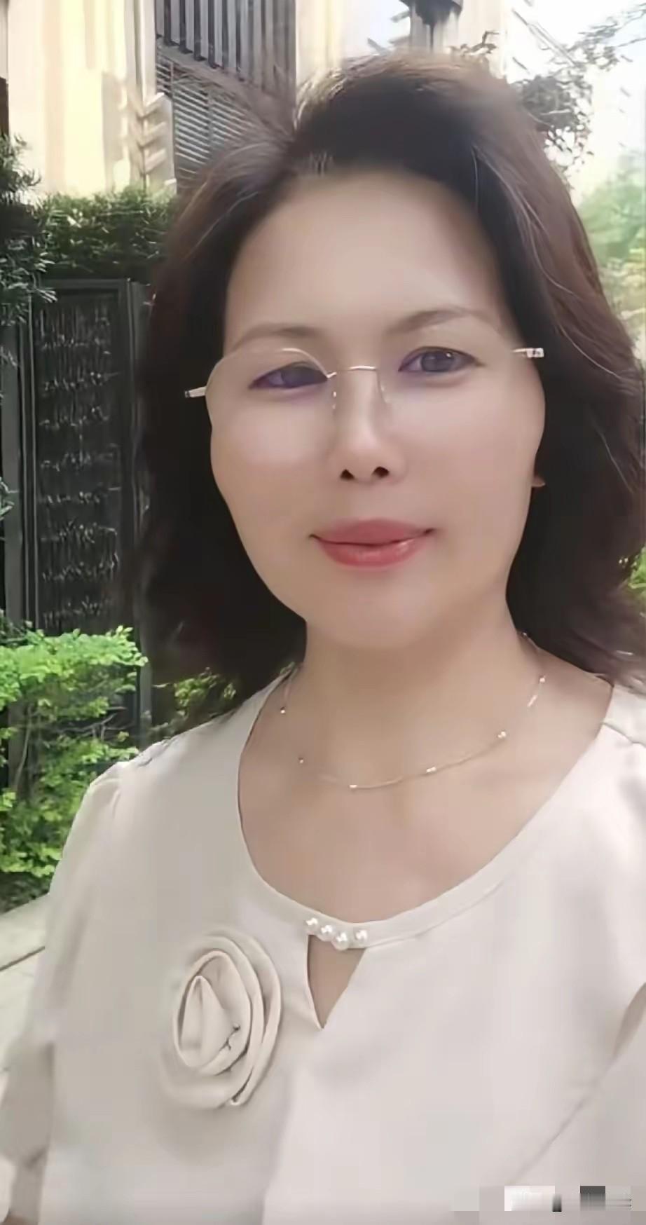 小杨阿姨不播则已
一播就“一言惊人”

大家看小杨阿姨的直播么
她已经回去湾湾照