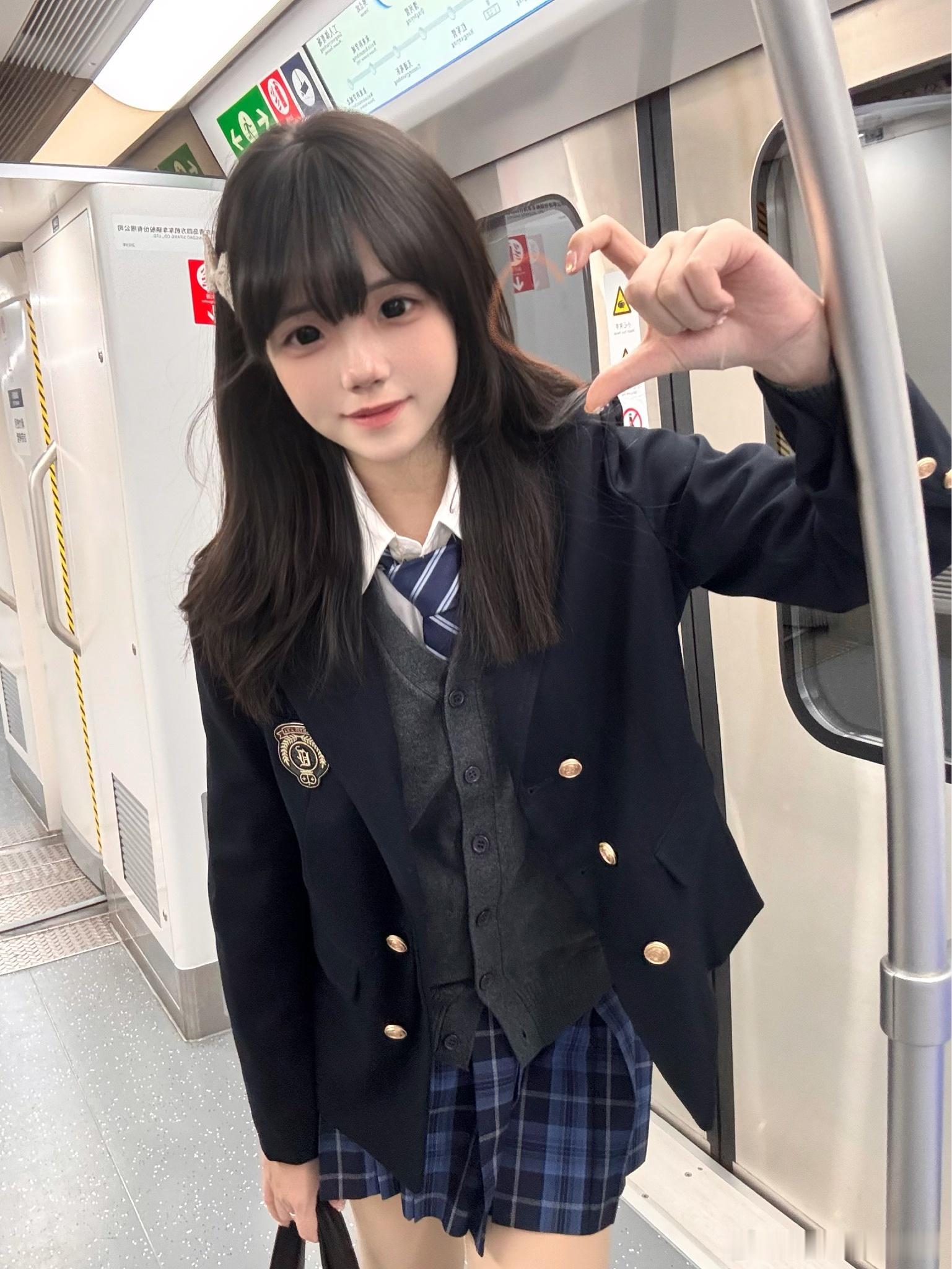 jk[超话]  老天爷 发明叠穿的人简直是天才！！上衣：竹穗中学下裙：鲸落   