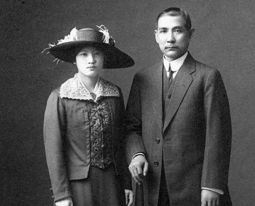 多么珍贵的结婚照片啊！

这是近百年前，著名的宋氏两姐妹各自珍贵的结婚照。照片上
