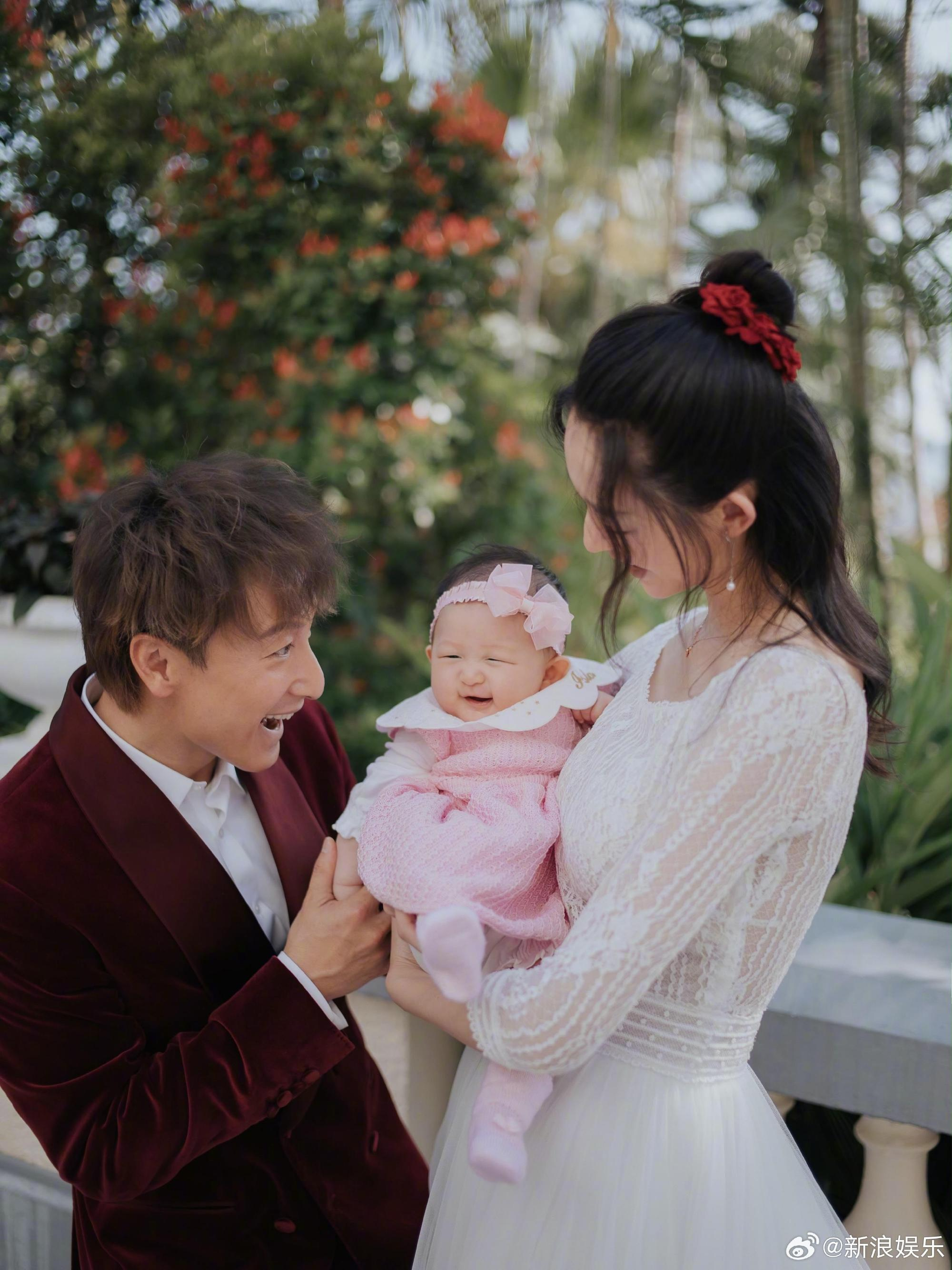 方力申补办婚礼方力申叶萱补办婚礼 8日，晒出和叶萱的婚纱照，透露两人补办婚礼。 