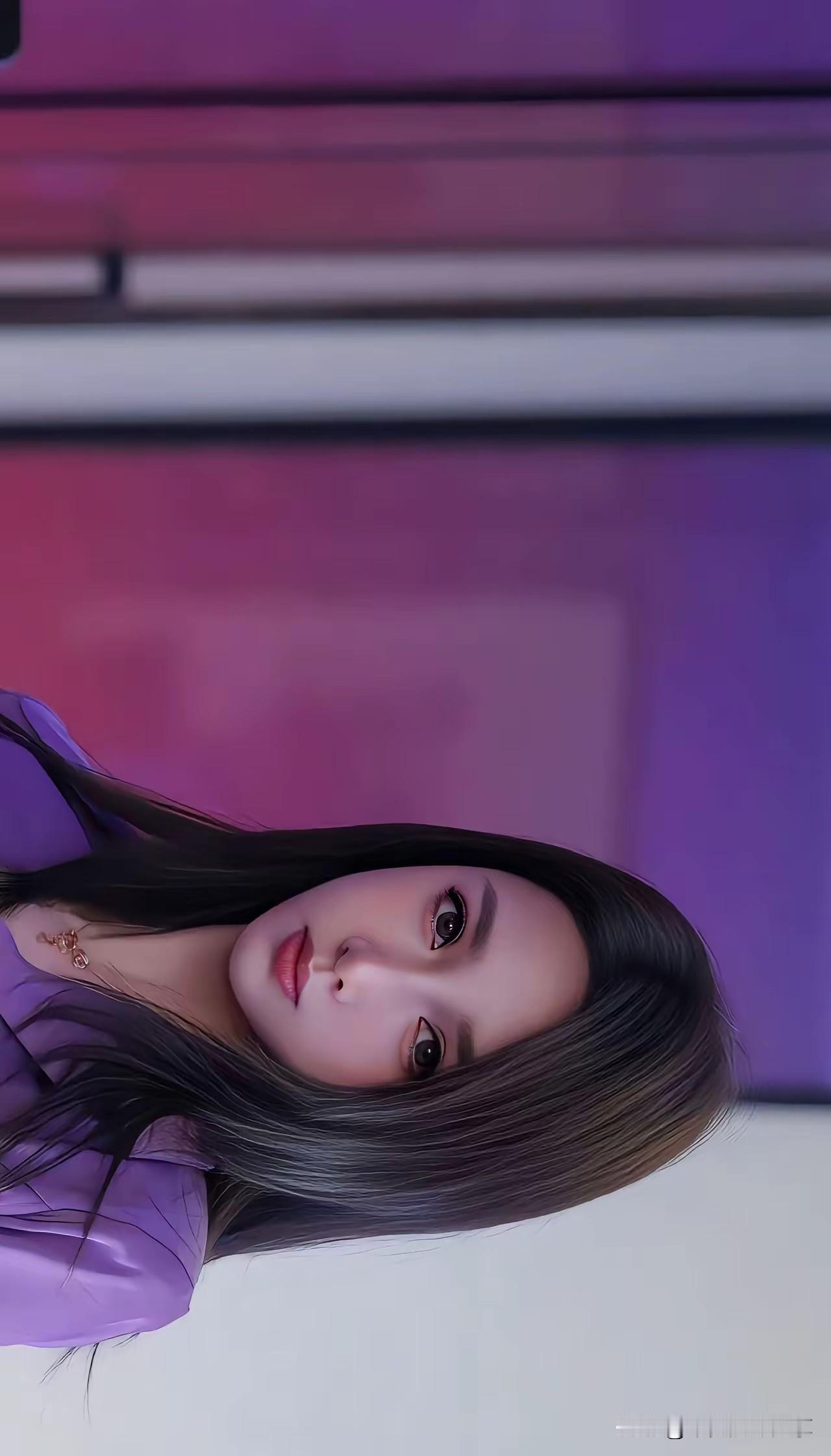 紫衣美人倚栏，眼波流转如春。岁月从不败美人,何为美人?