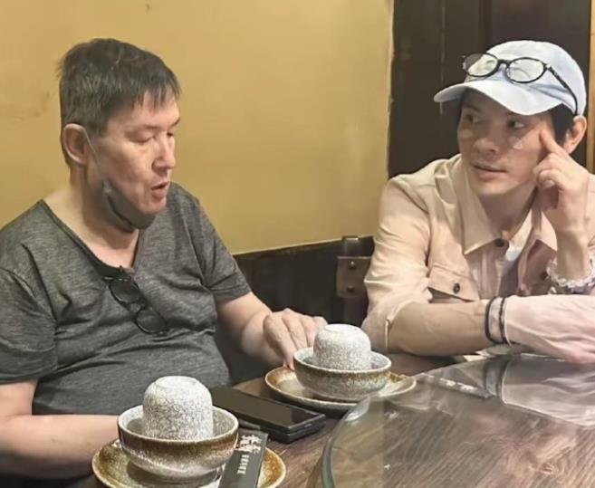 向佐又去台北看望老婆和岳父啦
可能因为是家宴，郭碧婷没化妆，父女俩一起刷手机的画