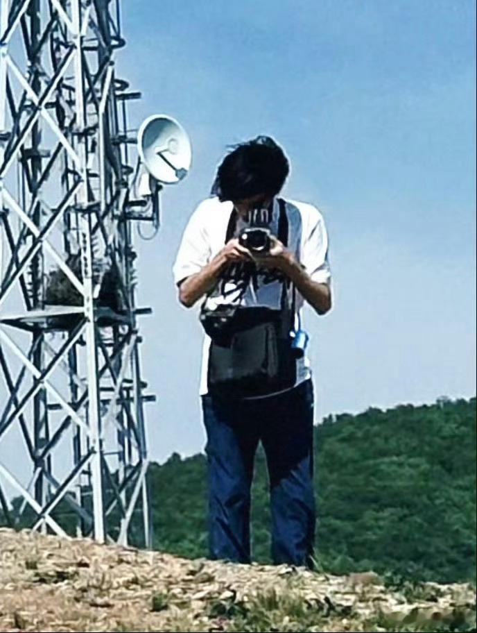 宋亚轩当上王力宏的站哥了宋亚轩追星天花板实锤！化身王力宏站哥勇闯演唱会，扛着巨炮