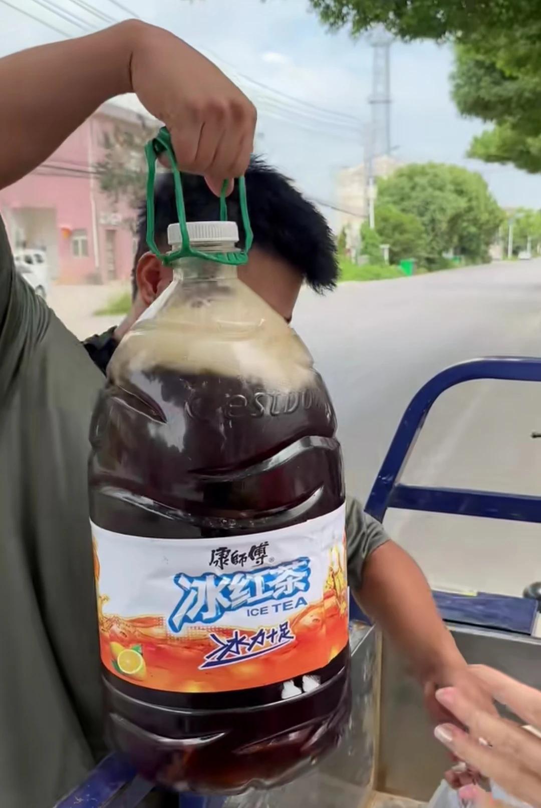 真有这么大的冰红茶？还是第一次在网上见到，现实中没有见过。