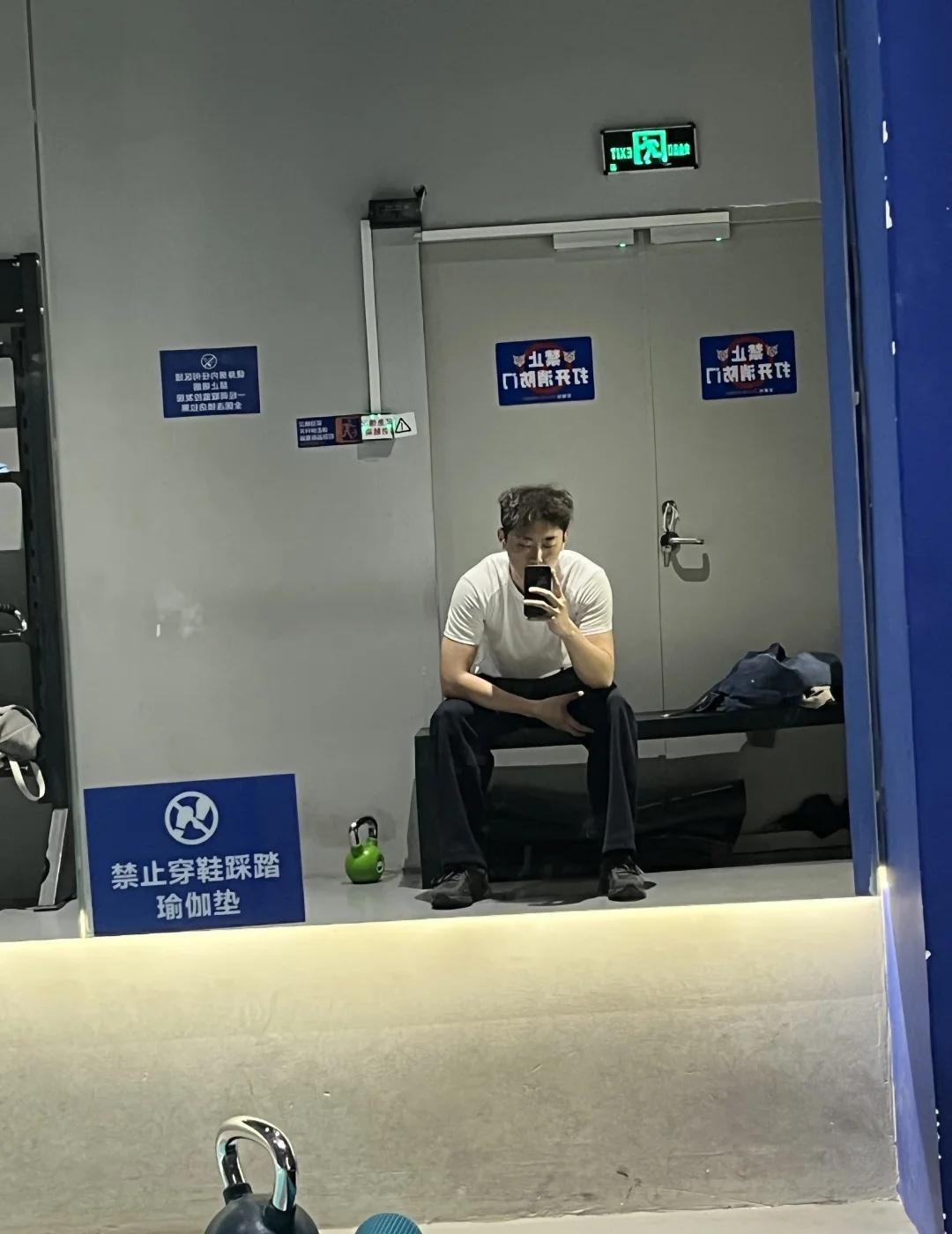 清理相册
毫无训练痕迹 反差