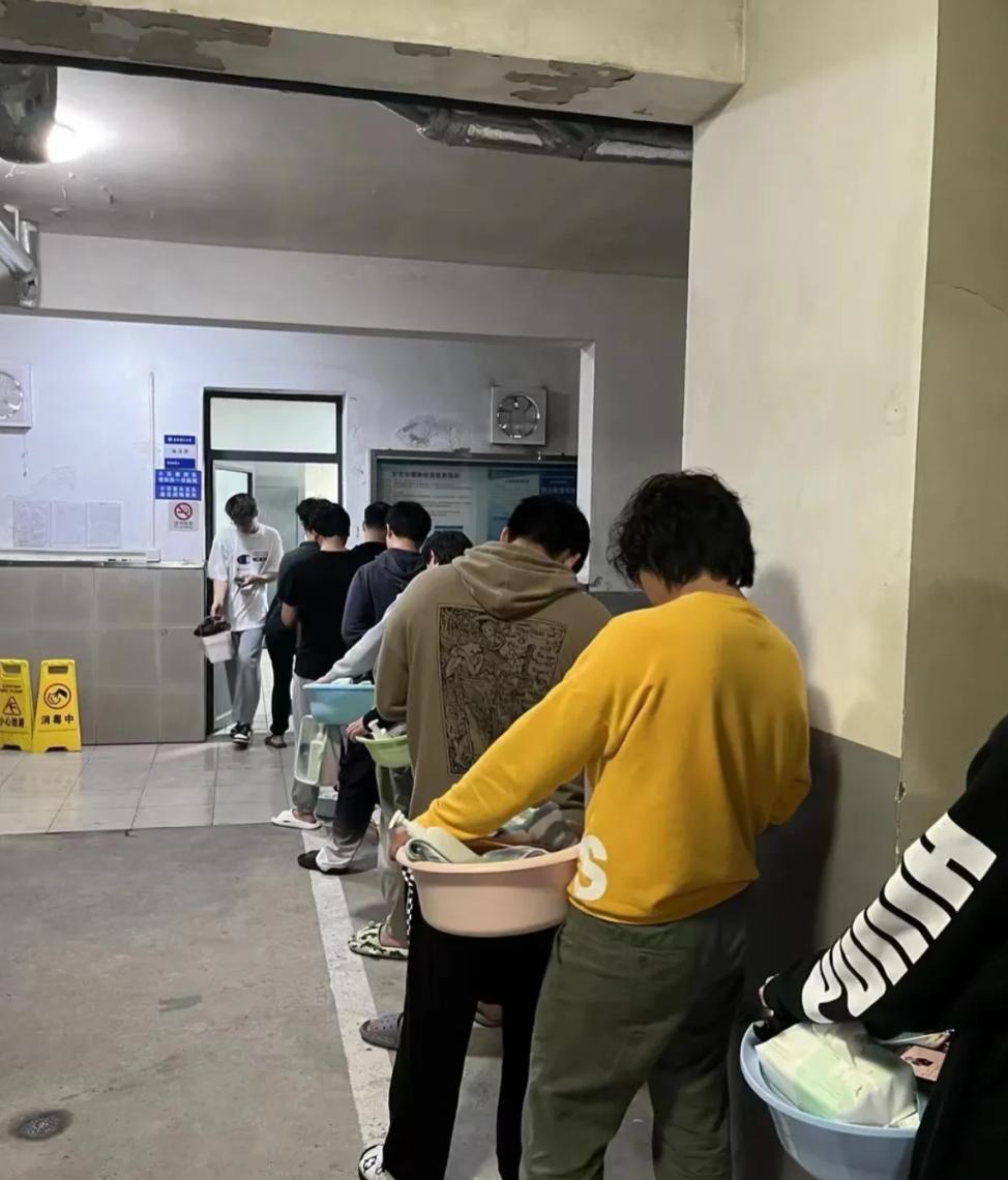 南京一高校学生大晚上排长队洗澡，其实浙江大学的紫金港校园也是这样的，有幸去了一次