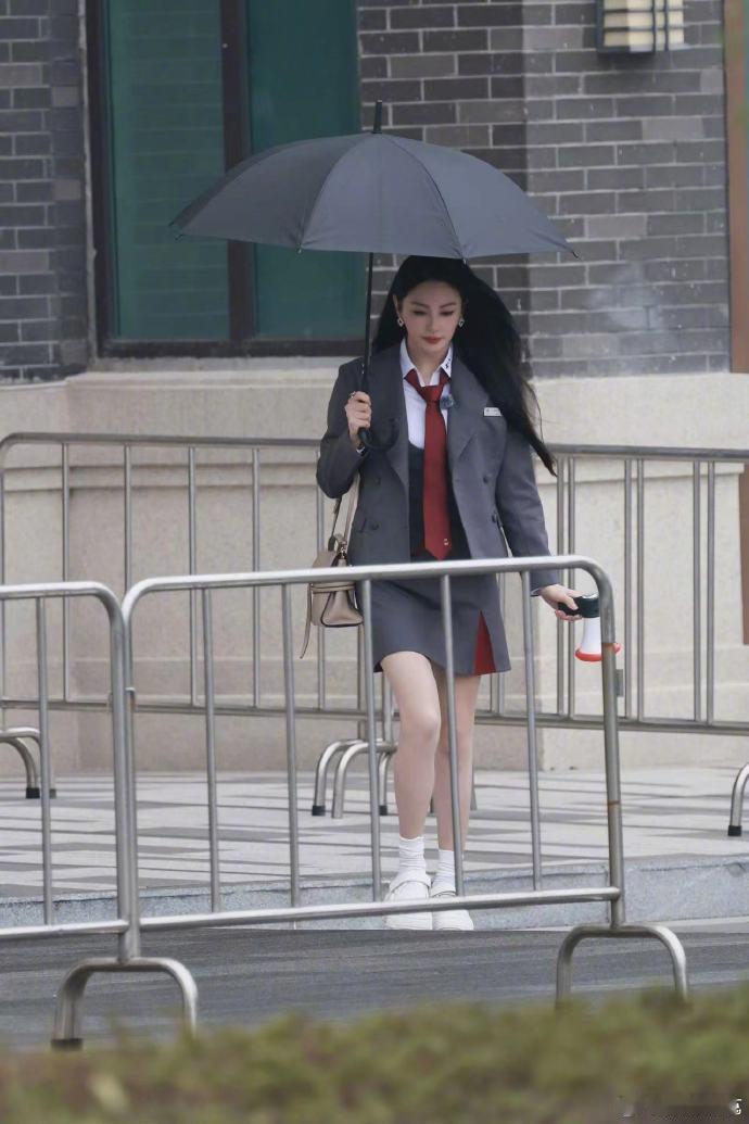 #张雨绮西装裙造型#我劝你女子推理社，你快点把正片给播放，整天让我们看美女的各种