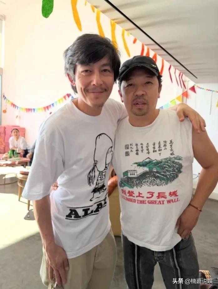 陈冠希在美国为女儿庆祝生日，与友人同框，我看到了他去掉明星滤镜，一个普通带娃老父