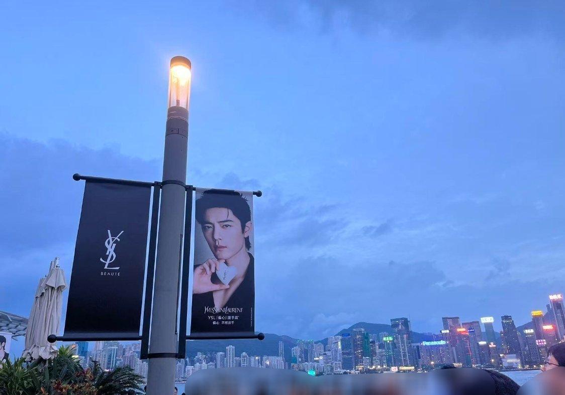 肖战 香港节日的氛围愈发的浓郁，激动的心越来越强烈，羡慕此刻在香港的你们，说不准