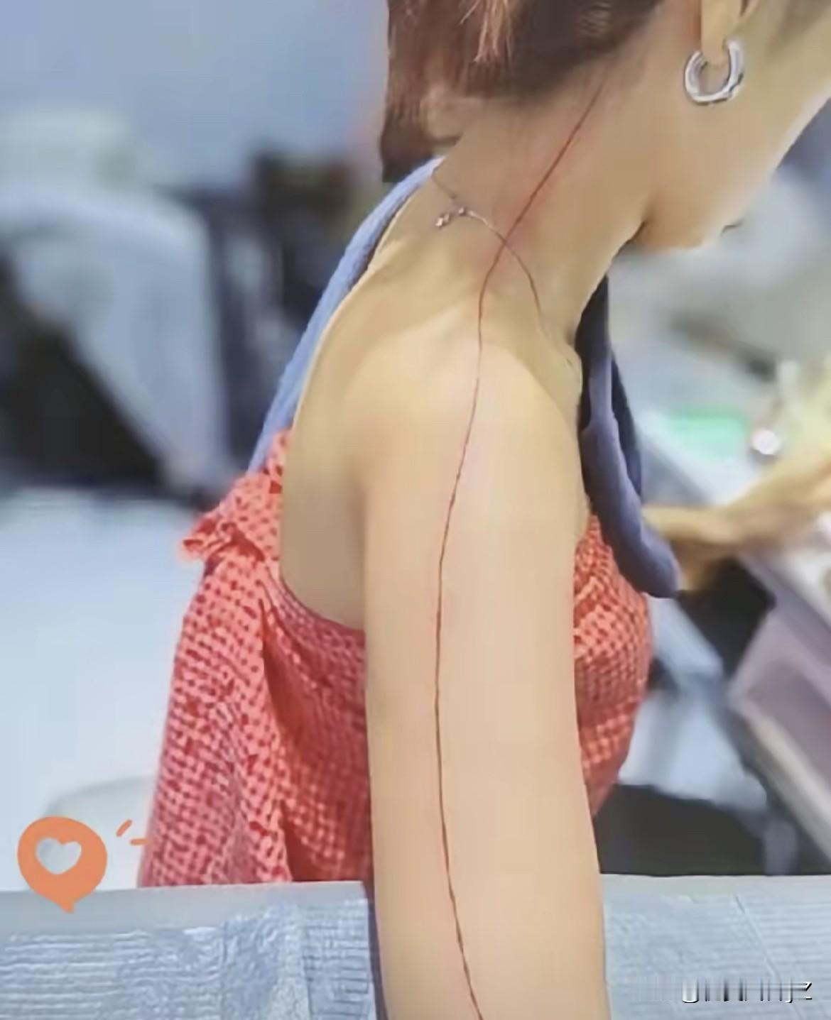 五一出去玩的时候，看到了这样一个奇怪的人，有个女孩从脖子到胳膊上有一条长长的红色
