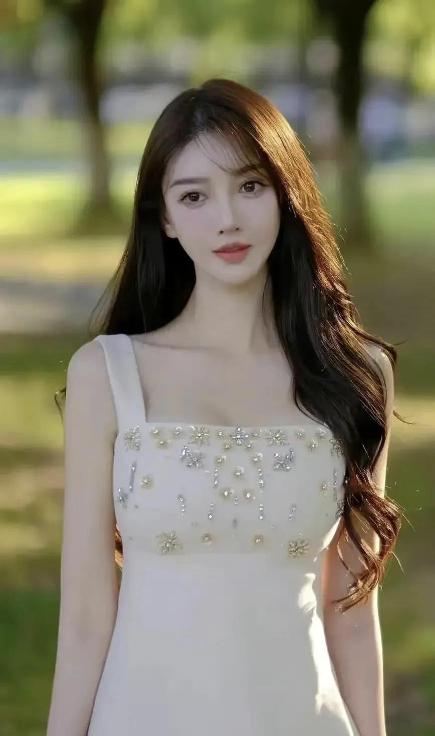 黄晓明女友叶珂的家庭背景最近成了热议话题。

根据公开信息，叶珂父母被曝是江西籍