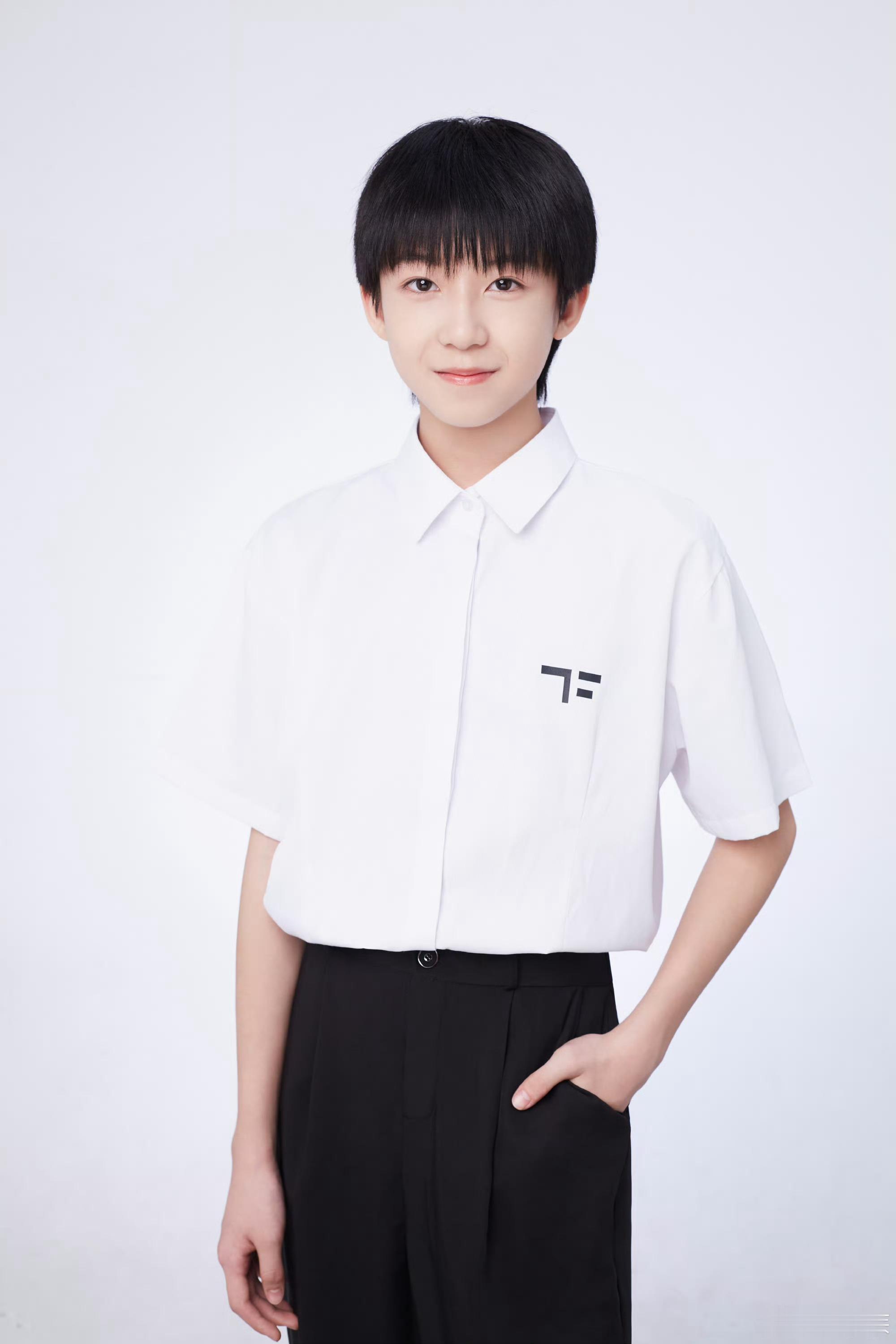 杨博文 季夏拾叁青云万里“你是我在极寒中仍留有余温的玫瑰。” “𝓨𝓸𝓾 ?