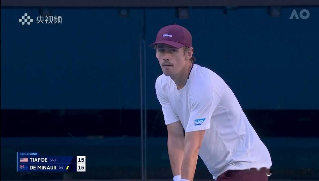 刚刚结束的一场澳大利亚网球公开赛男单第三轮的比赛，澳大利亚独苗德米纳尔在全场观众