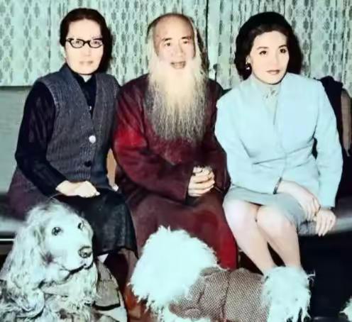 1922年，15岁的黄凝素与张大千结婚，相伴25年生了8个孩子。没想到，就在她把