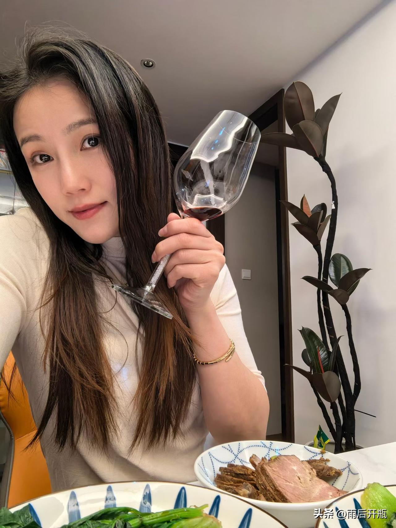 浮生若酒，苦涩入喉方知甘醇，微醺时最见本心。