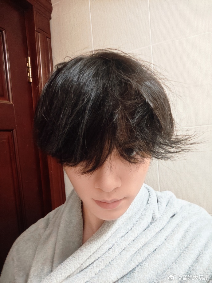 左航演唱会后回归潦草左航你头发咋了 左航舞台上是霸道爱豆，后台是潦草小猫，这种真