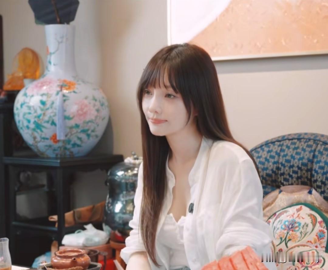 最近全网狂推，李小璐首次透露自己18年办的离婚，19年才官宣。
这事真被冤枉的话