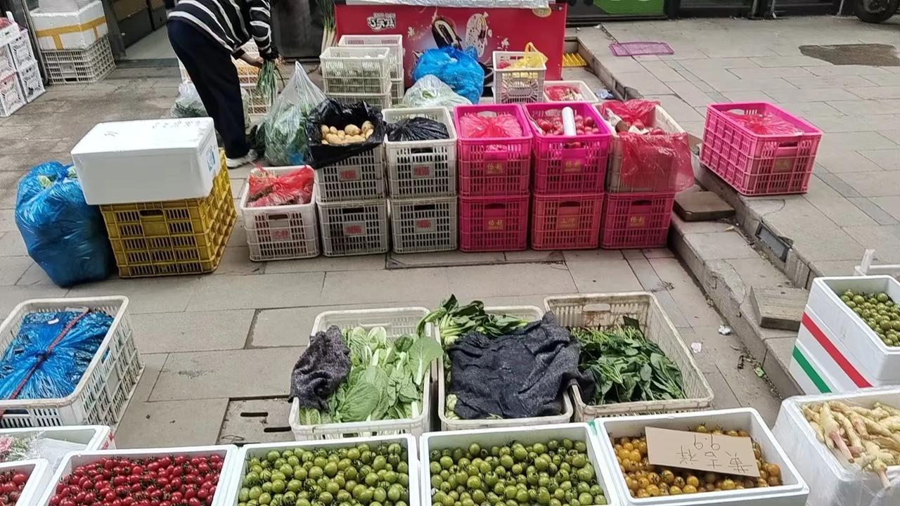 家门口的连强店每逢雨雪天，都有
温馨提示：雨天路滑，出行注意安全！

雨天不方便