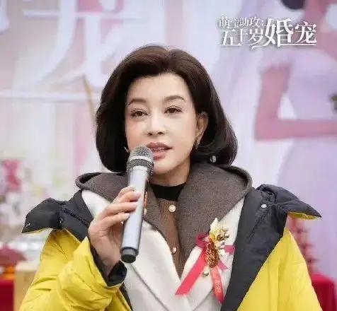 刘晓庆演短剧了  近日，主演的短剧《萌宝助攻:五十岁婚宠》开机！有网友表示，“短