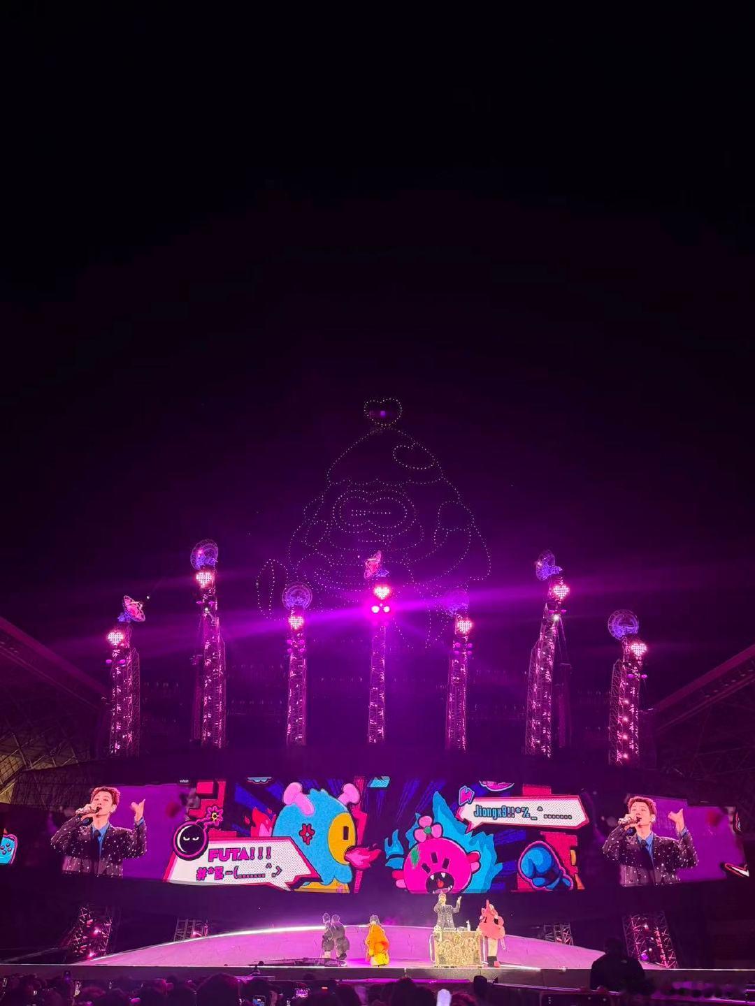 烟花在天上放汪苏泷在台上脱汪苏泷太会制造演唱会名场面，烟火点亮整片夜空，舞台同步