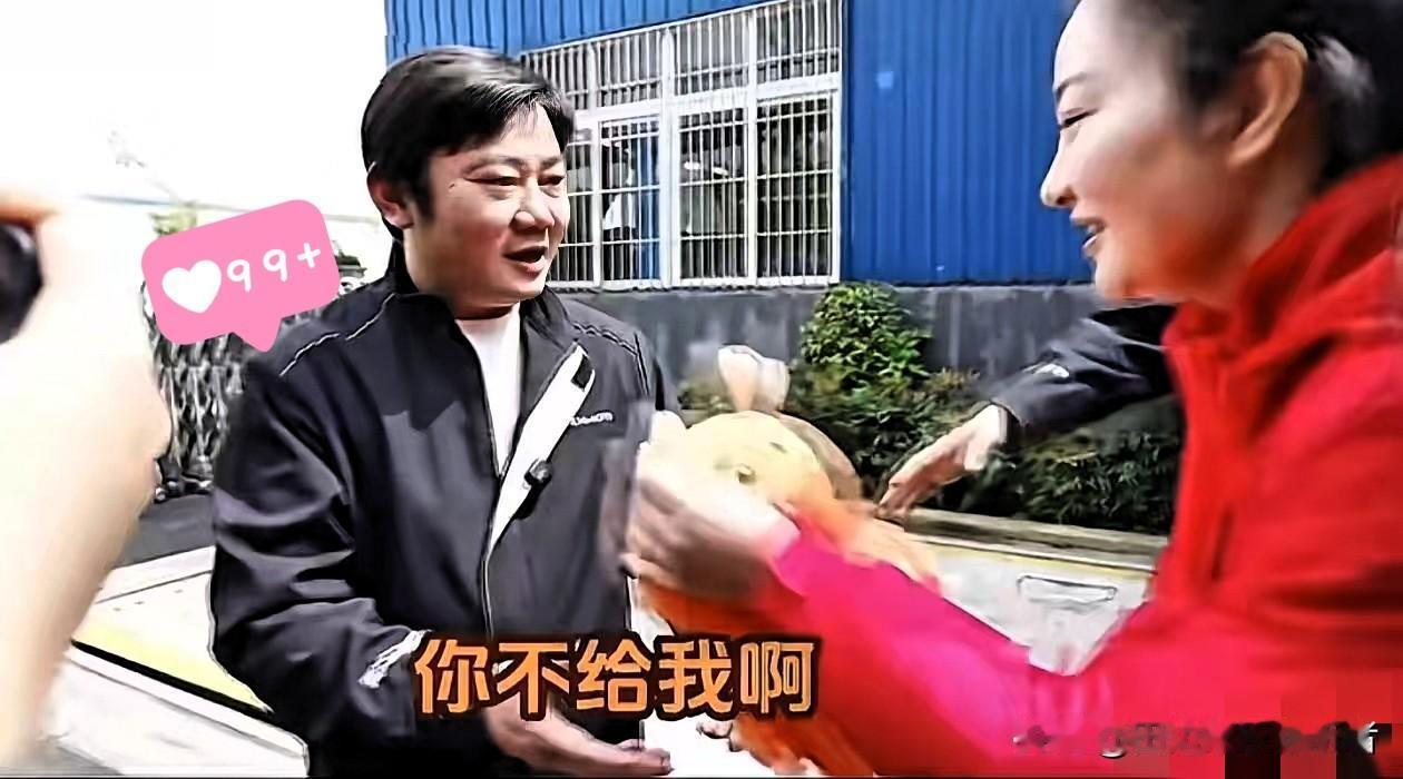 近日麻阳融媒采访张雪，主持人寄给张总一个毛绒玩具，希望张总能给家乡打个广告，张总