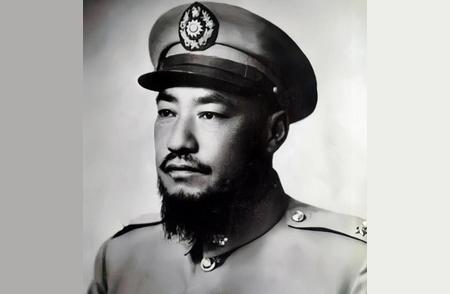 1949年，军阀马步芳败逃至沙特，第一件事居然是娶亲侄女为妻！而后竟还不满足，妄